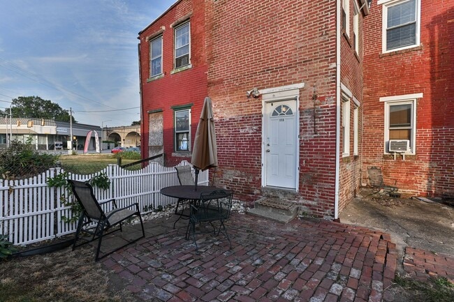 Building Photo - Beautiful 3 Bedroom on Vine St