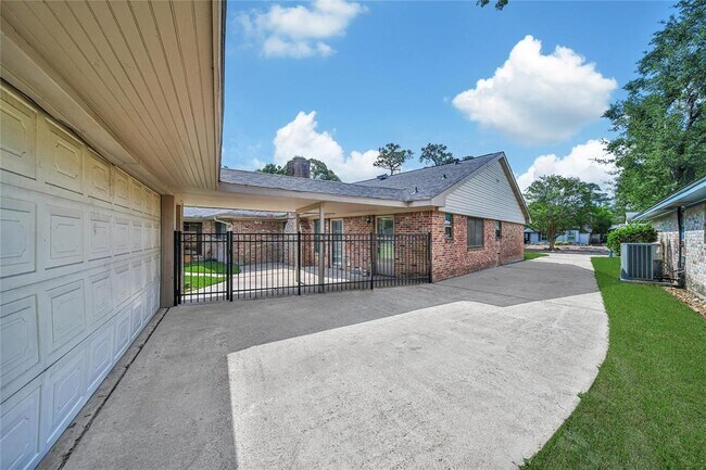 Building Photo - 1056 Martin St