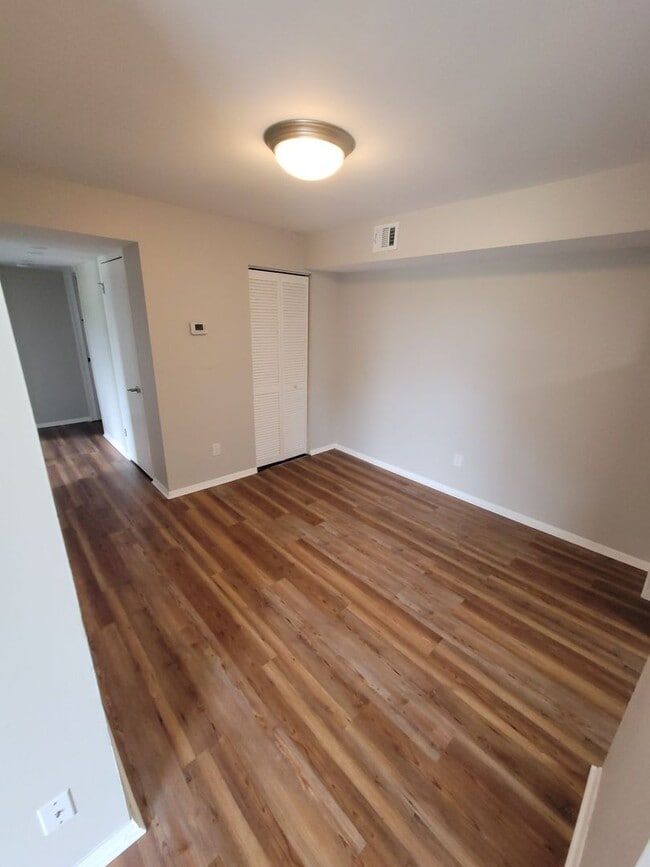 Building Photo - Charming Two-Bedroom Two Bathroom Apartment in Prime Chesterton Location!