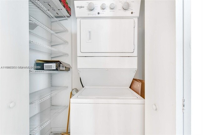 Building Photo - 10 SW South River Dr