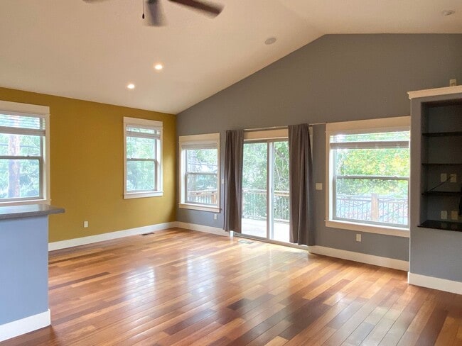 Building Photo - Spacious 3 BR w/ all wood floors and great midtown Bend location