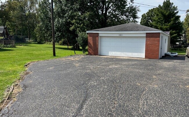 Building Photo - Westerville Ranch overlooking Hoover