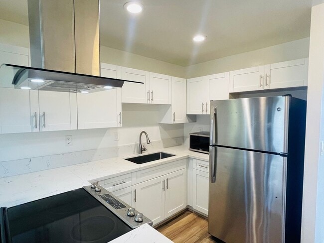Building Photo - Partly Furnished 2-bedroom,1.5-bath Townho...
