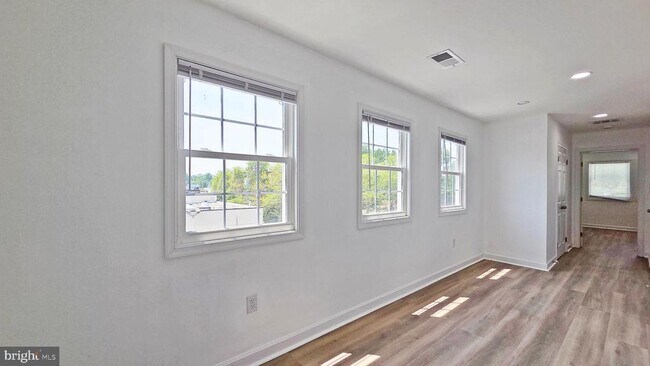 Building Photo - 1712 Mt Vernon Ave
