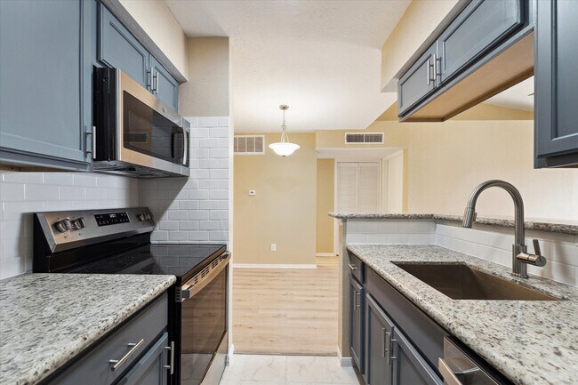 Building Photo - 11201 Lynbrook Dr