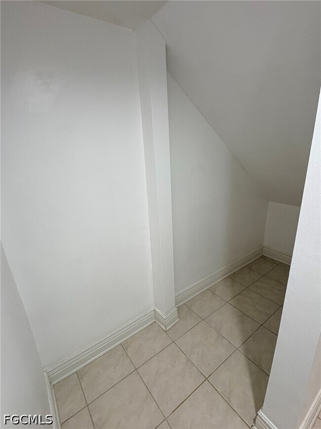 Building Photo - 3636 Pine Oak Cir