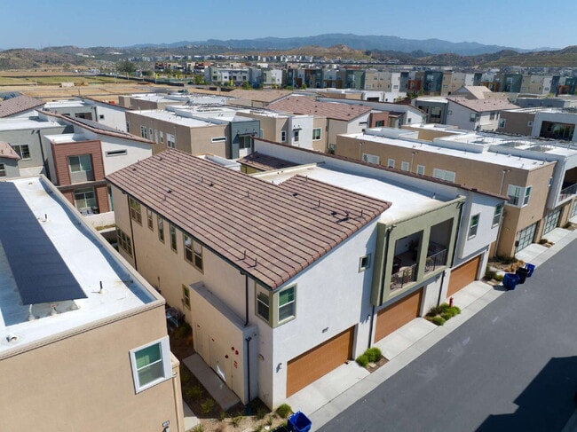 Building Photo - "Spacious 3-Bedroom Townhouse Retreat in P...