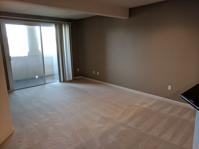 Living room - 1883 Agnew Rd