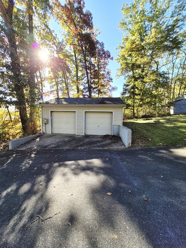 Building Photo - 976 Snow Mountain Rd