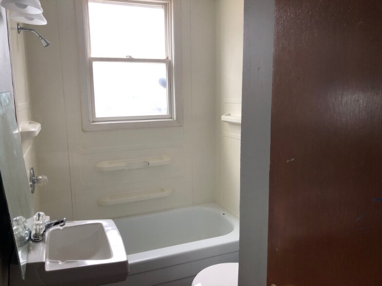 Building Photo - 1913 W 1st St