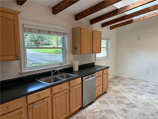 Building Photo - 3544 Raymond Dr