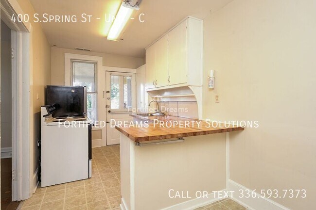 Building Photo - 400 S.Spring St - Unit-C