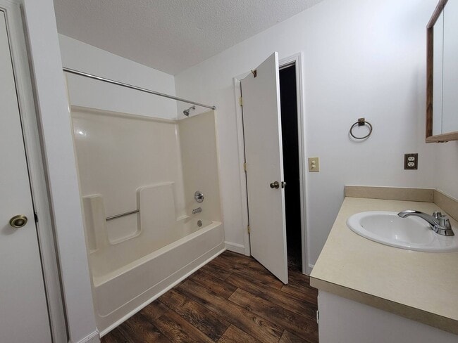 Building Photo - Ready to Move in