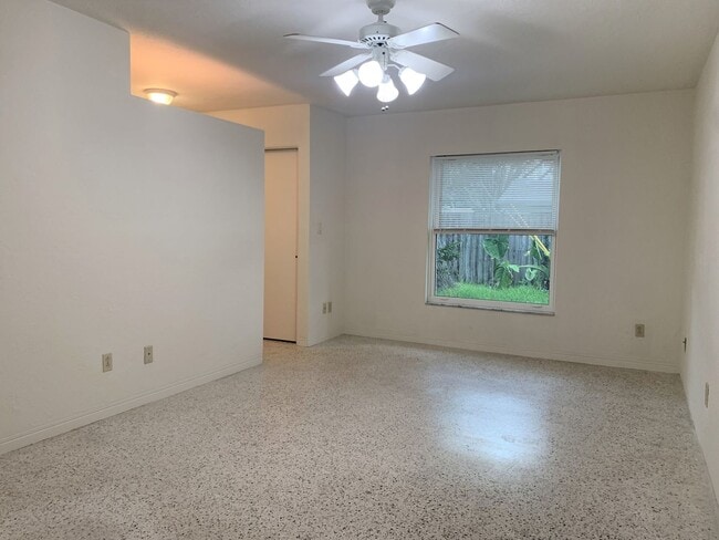 Building Photo - 3 Bedroom 2 Bath Spacious Home in Holiday Park