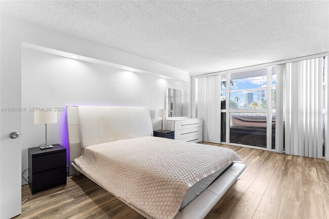 Building Photo - 400 Leslie Dr