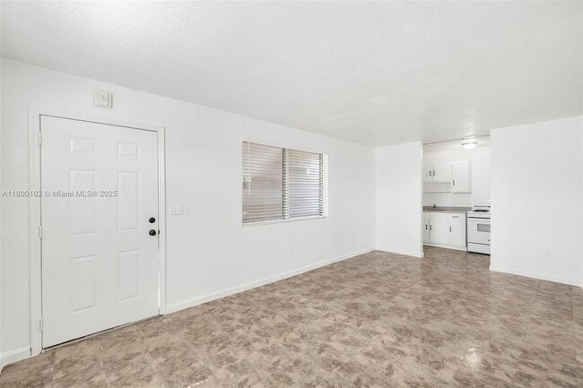 Building Photo - 126 SW 18th Ave