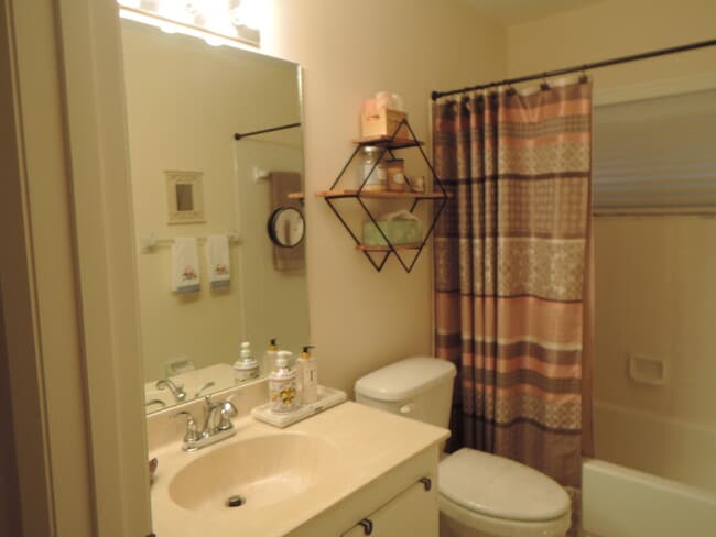 Building Photo - 1209 S Lakes End Dr