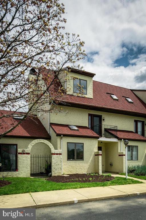 Building Photo - 11 Queen Elizabeth Ct