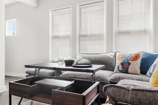 Building Photo - 3310 E 9th St