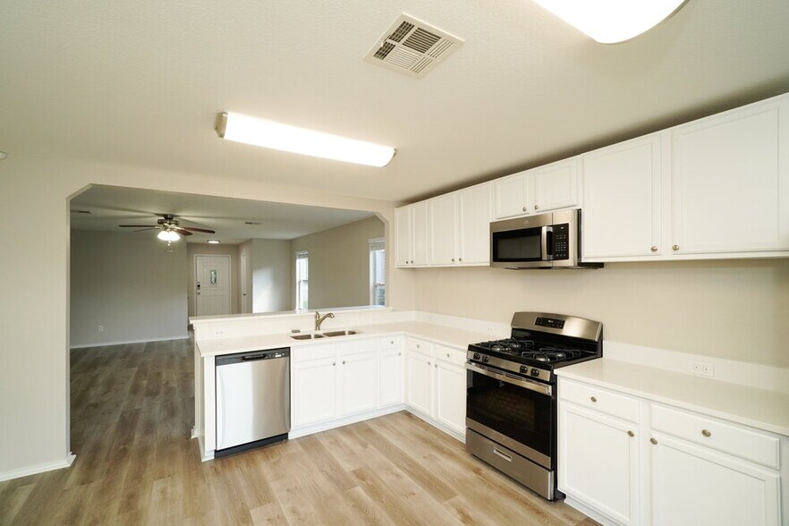 Building Photo - 117 Mood Lake Dr