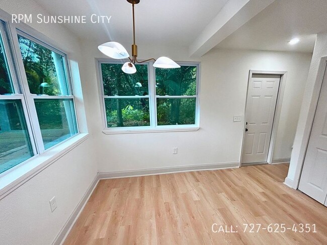 Building Photo - Incredible 2 bed 1 Bath with Dinning Room