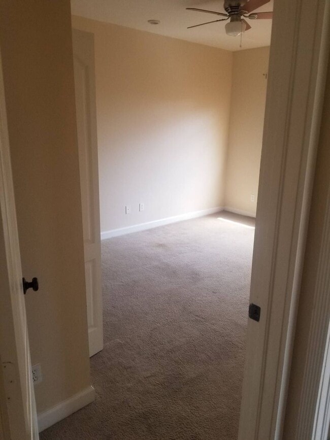 Building Photo - Grab this Spacious 4 Bedroom 2.5 Bath Townhouse