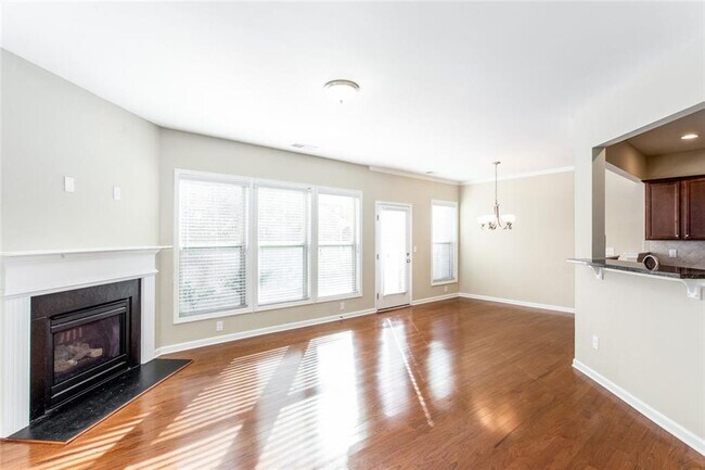 Building Photo - 2105 Greencrest Cir