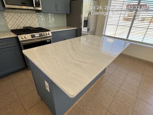 Building Photo - Tri-Level Home with Pool & Spa in Henderso...