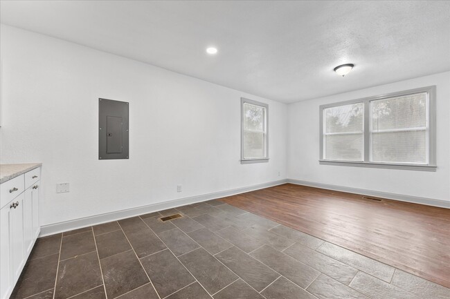 Building Photo - Newly Remodeled Beauty waiting for its fir...