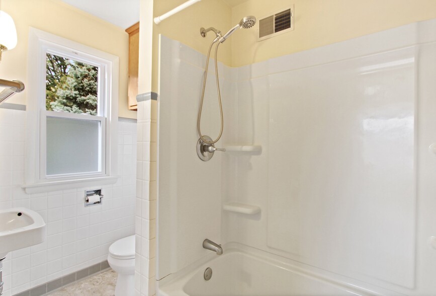 Shower / Bath - 2637 S 51st St