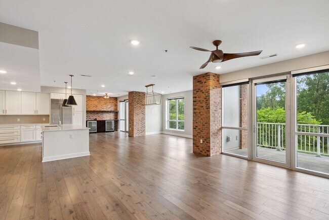 Building Photo - 105 N Riverview St