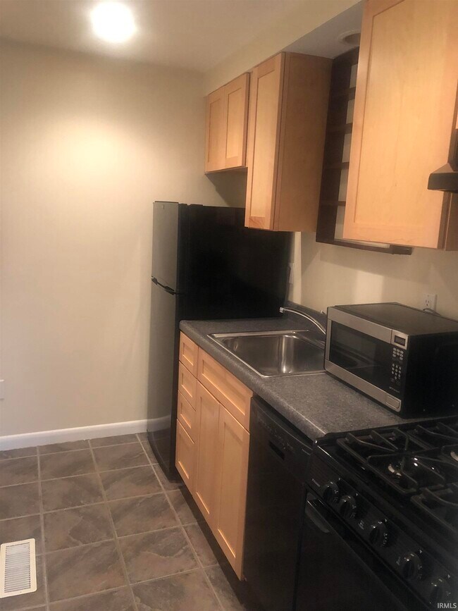 Building Photo - 423 S Fess Ave