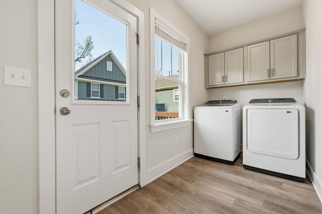 Building Photo - Gorgeous 4be/3ba With Fenced-In Backyard