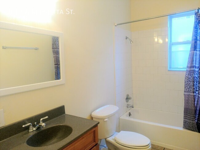 Building Photo - Huge 3br/1ba 2nd Floor Apartment in Heart ...