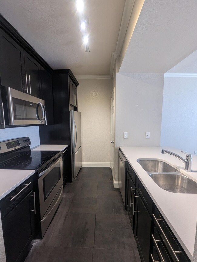 Building Photo - Updated 1x1 Sunroom, updated kitchen, bath...