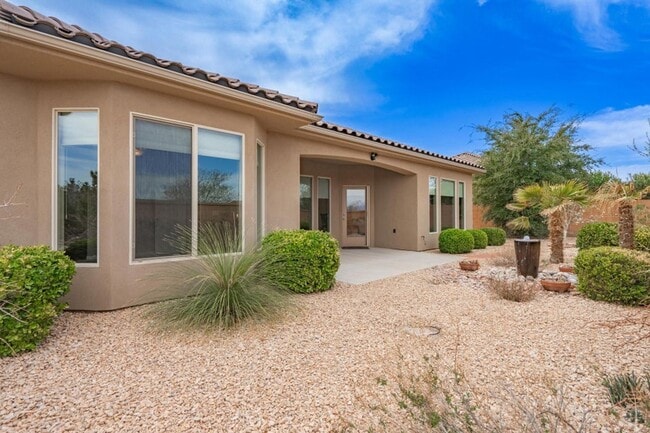 Building Photo - Bright & Beautiful 2 Bedroom Home in Sun R...