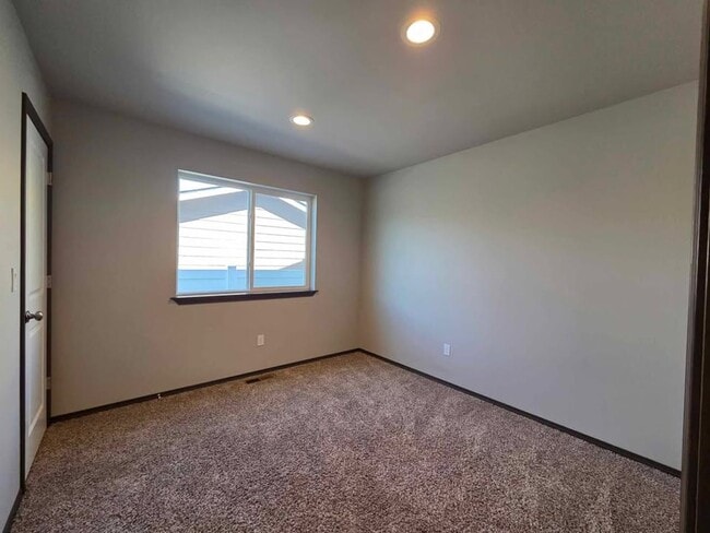 Building Photo - Gorgeous 3 bedroom 2 bath HOUSE in coveted...