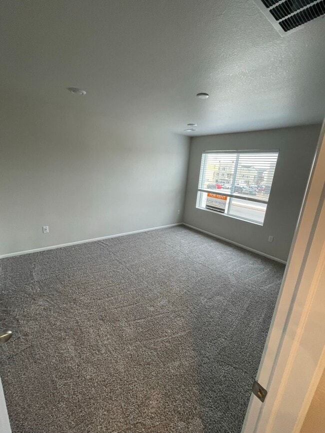 Building Photo - Updated 3 Bedroom Townhome Available July
