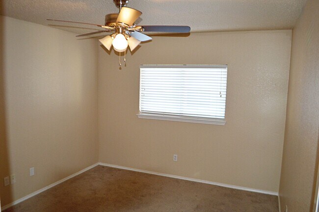 Building Photo - Large 2 story home with easy access to 820...