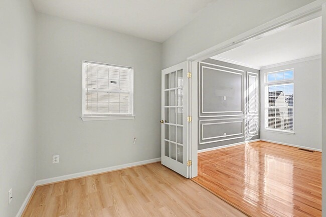 Building Photo - Spacious 5-Bedroom Fredericksburg Home with Flexible Living & Over 3,500 Sq Ft