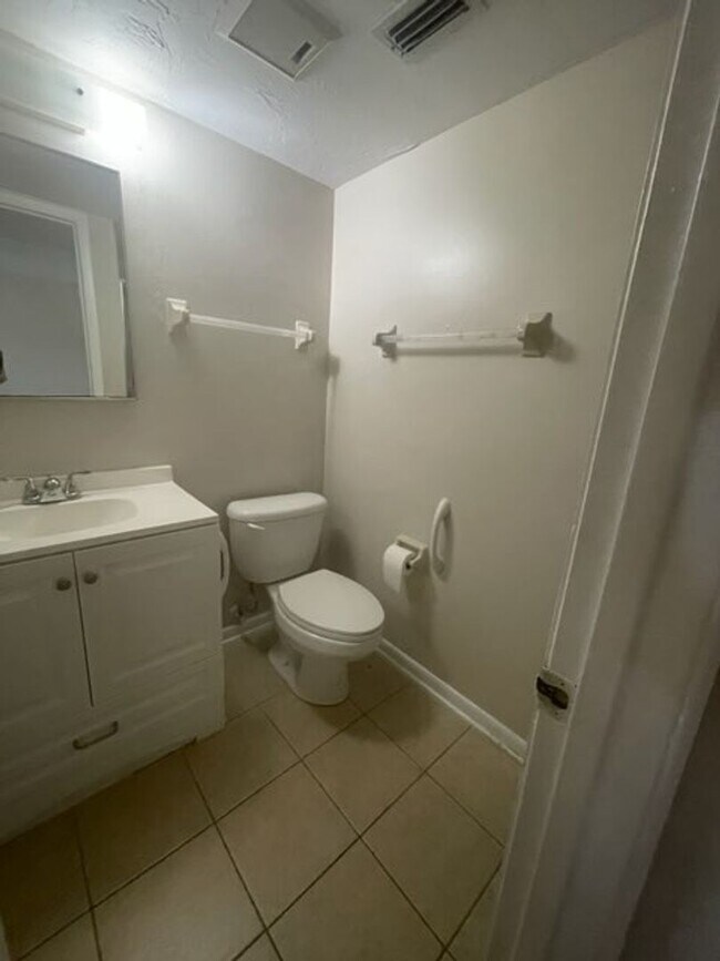 Building Photo - 3/2.5 Recently updated townhouse close to ...