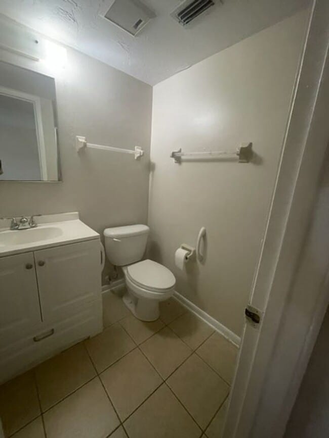 Building Photo - Updated 3 bed / 2.5 bath Townhome in Prime Gainesville Location