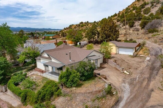 Building Photo - 4 bedroom 2 bath Home