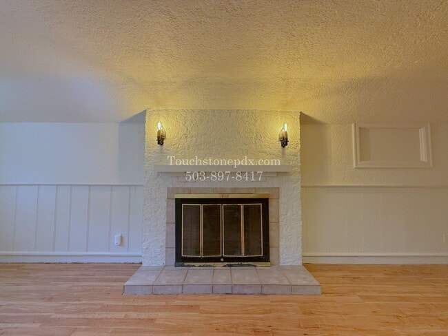 Building Photo - MOVE IN SPECIAL! ONE MONTH FREE! Timeless SE Portland 3 Bed Home w/Backyard, Hardwood Floors, & B...