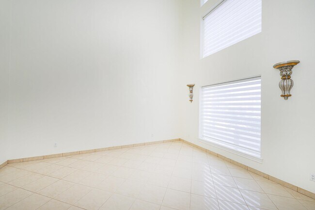 Building Photo - 314 Bordeaux Dr