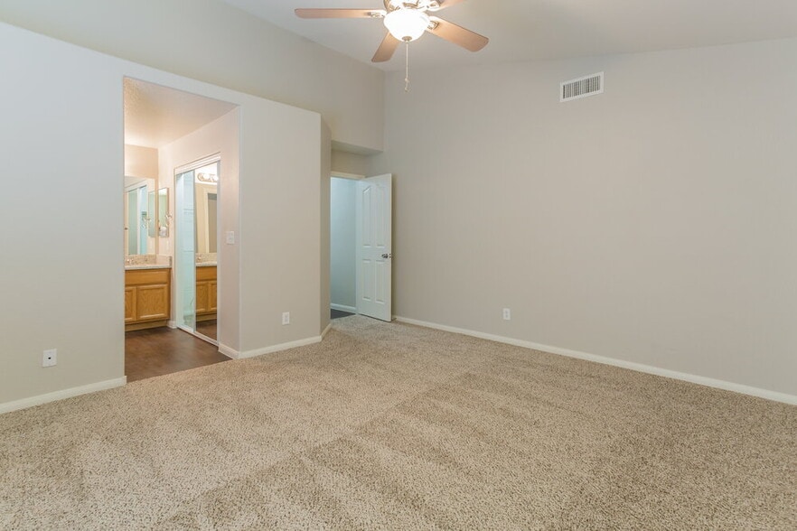 Building Photo - 3110 De Vinci Ct