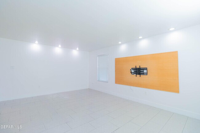 Building Photo - 716 Nazareno St