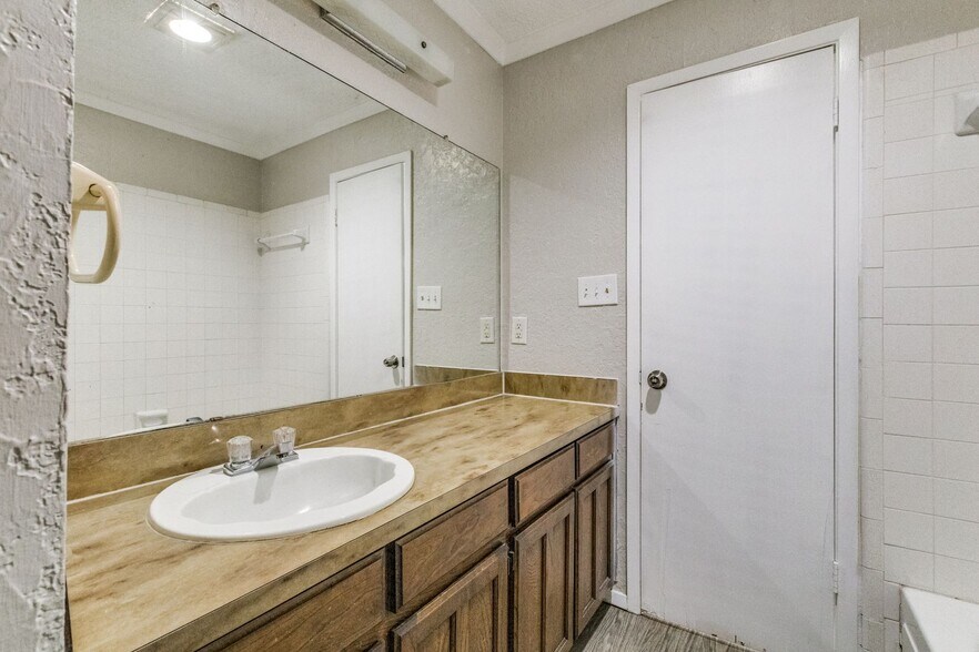 Building Photo - 6121 Stardust Dr S