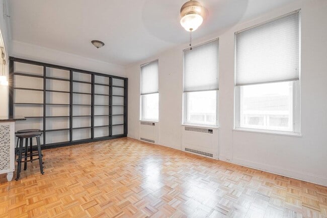 Building Photo - 212 E Clay St