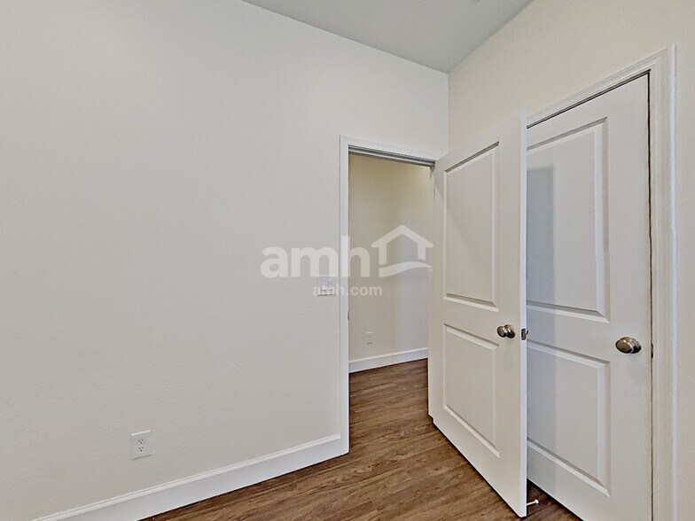 Building Photo - 5951 W Larkspur Dr